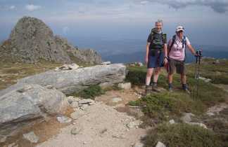 deux randonneurs devant Le dôme depuis le mont Bocca d'Oru en Corse