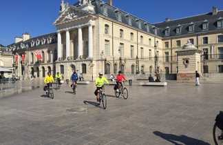 Cyclistes sur la place de la libération à Dijon
