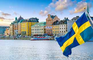 drapeau de la Suède devant la ville de Stockholm en suède