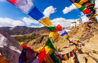 Drapeaux de prière à Leh au Ladakh en Inde Himalayenne