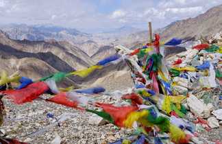 Drapeaux de prière au sommet d'un col en Inde Himalayenne