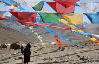 Drapeaux de prière colorés au Tibet