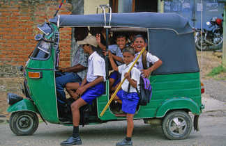 Ecoliers-dans-un-rickshaw-Sri-Lanka