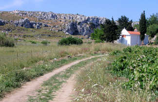 Eglise au détour d'un chemin de randonnée en Crète