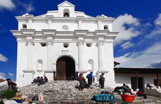 Eglise blanche près du marché de Chichicastenango au Guatemala