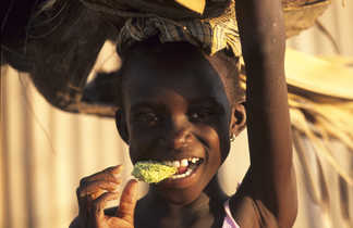 Enfant dans le parc du Sine Saloum au Sénégal
