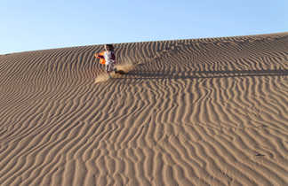 Enfant dans les dunes, Maroc