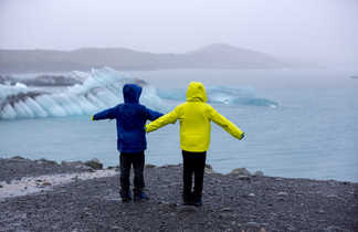 Enfant devant le lagon du glacier de Jokursarlon en Islande