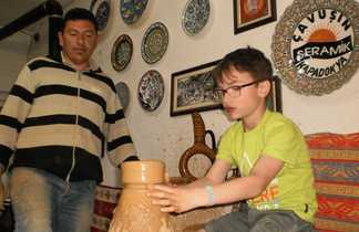 Enfant faisant de la poterie en Turquie