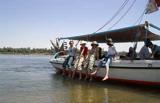 Enfants assis sur le bord du bateau restaurant en Egypte
