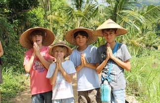 Enfants faisant un salut traditionnel en Indonésie