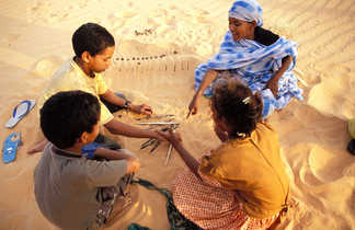 Enfants jouant dans le sable en Mauritanie