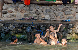 Enfants jouant dans un bassin proche de Bangkok en Thaïlande