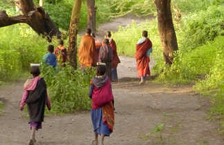Enfants masaïs marchant de dos entre le parc naturel du Ngorongoro et le lac Natron en Tanzanie