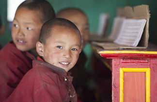 enfants népalais à l'école au Népal