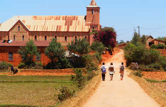 Enfants sur le chemin de l'école à Madagascar