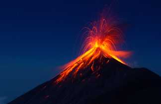 Éruption du volcan Fuego, vue du volcan Acatenango, Guatemala
