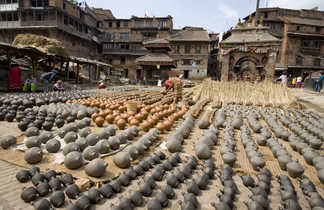 Étalage de poteries à Bhaktapur