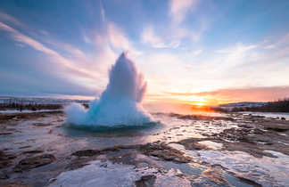 Explosion du geyser Strokkur sur le cercle d'or en Islande