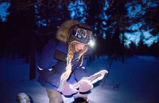 Faire du feu dans la neige en Laponie