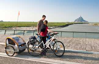 Famille à vélo face au Mont Saint-Michel