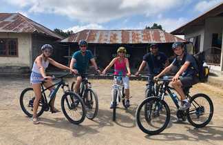 Famille en excursion VTT, Bali, Indonésie