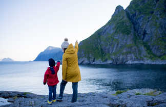 Famille en voyage dans les Lofoten en Norvège