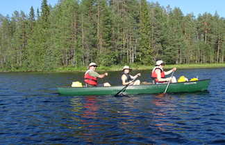 Famille faisant du canoë en Finlande