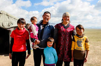 Famille kirghize devant une yourte en Kirghizie