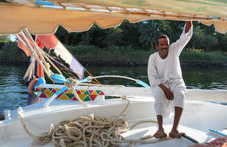 Felouquier à bord de son embarcation, Egypte