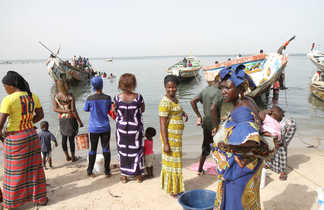 Femme attendant le retour de le pêche au Sénégal