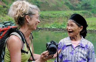 Femme échangeant et riant avec une femme des minorités ethniques du Nord Vietnam