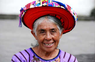 Femme en costume traditionnel au Guatemala