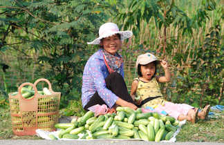 Femme et fillette vendant des légumes au Vietnam