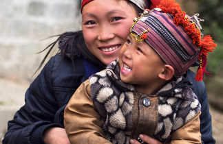 Femme Hmong et son enfant au Vietnam