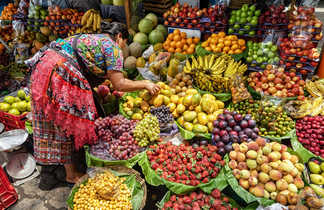 Femme sur marché local à Antigua au Guatemala