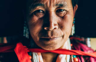 Femme tibétaine en habits traditionnels au Tibet