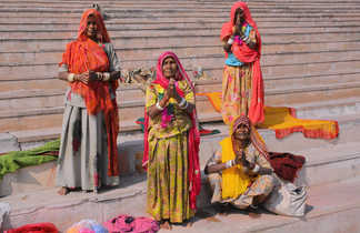 Femmes indiennes en saris sur les marches menant au Gange, Varanasi, Inde