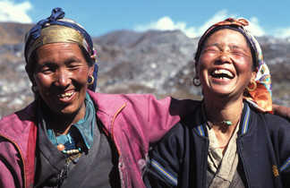 femmes népalaises qui rigolent au Népal