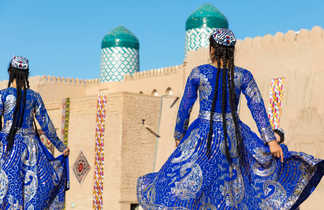 Femmes ouzbeks en tenue traditionnelle