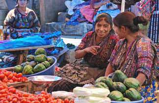Femmes sur un marché local de légumes au Guatemala