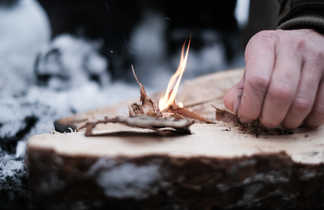 Feu de bois l'hiver en Finlande