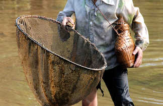 Fillette pratiquant la pêche artisanale au Vietnam