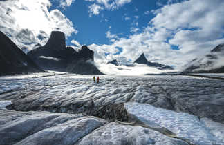 Glacier Tupermit au col Akshayuk. Parc national d'Auyuittuq, île de Baffin, Canada