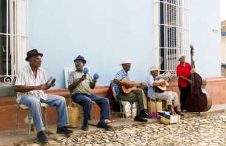 Groupe de musiciens jouent sur les rues historiques de Trinidad