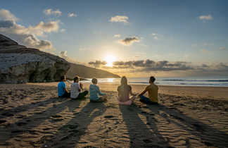 groupe de randonneurs qui médite sur la Plage de La pelada au Medano sur l'ile de Teneris