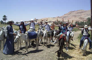Groupe de voyageurs à dos d’ânes en Egypte