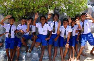 Groupe d'enfants en uniforme nous saluant au Sri Lanka