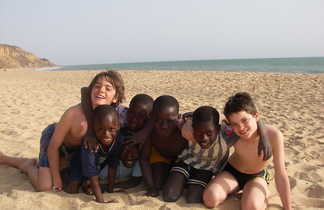 Groupe d'enfants sur la plage au Sénégal