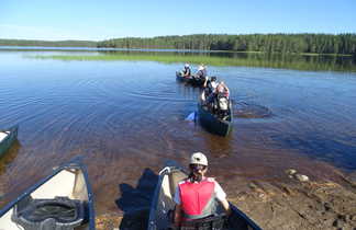 Groupe faisant du Canoe en  Finlande